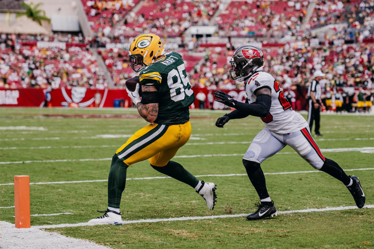 Defesa aparece nos momentos decisivos para garantir a vitória em Tampa Bay. Jordan Love lança dois touchdowns, mas erros ofensivos e uma possível lesão grave de Edgerrin Cooper deixam preocupações para Green Bay. 